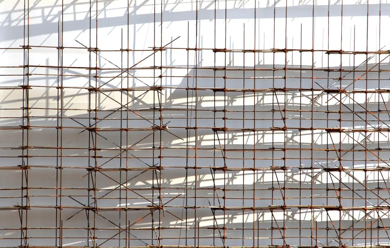 Stillads foran hvid facade